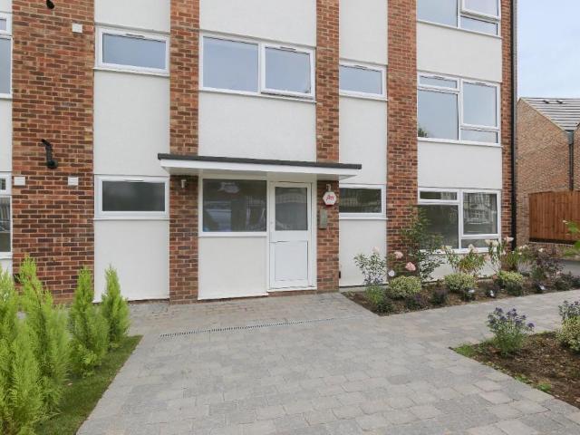 Bury Street West, London N9 2 bed flat to rent £1,900 pcm £438 pw
