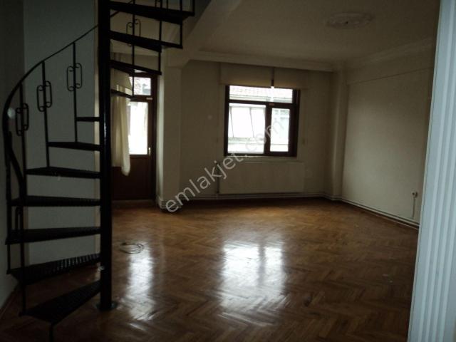 Burç Emlak'tan Gazi Refik Sokakta 130 M2 3oda Salon Bakımlı Dublex Daire