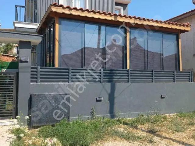 Burak Emlak'tan Foça Kazımdirik Mahallesi'nde, Ön Cephe, Cam Balkonlu, Verandalı, 1+1 Satılık Daire!
