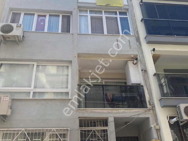 Buraktan Bayraklı Merkezde Satılık 3+1 Doğalgazlı Geniş Daire