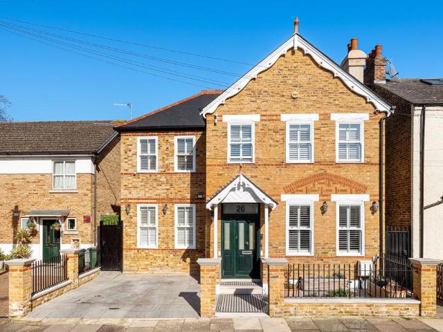 Burcharbro Road, London SE2 5 bed detached house to rent £3,500 pcm £808 pw