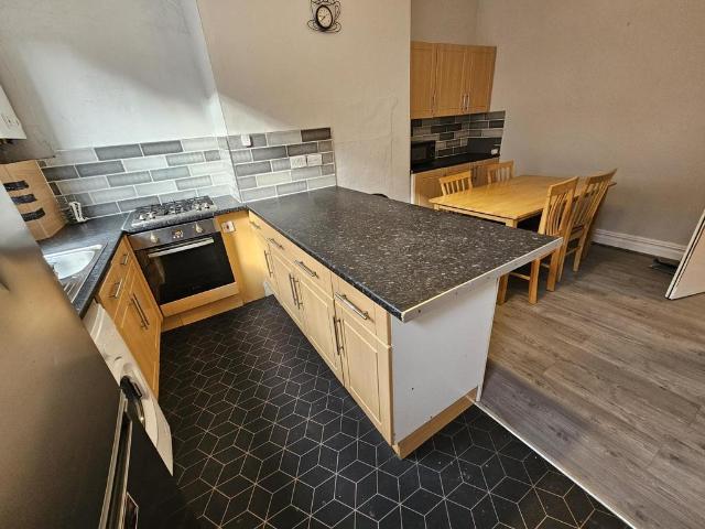 Burchett Place, Leeds 5 bed house to rent £2,492 pcm £575 pw