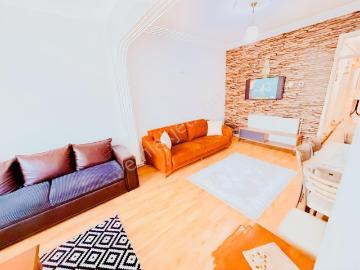 Burcu'dan 17 Eylül'de Merkez'de Arakat Geniş 1+1 Kiralık Daire