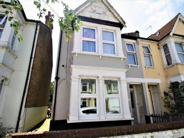 Burdett Avenue, Westcliff On Sea 2 bed ground floor flat to rent £1,150 pcm £265 pw