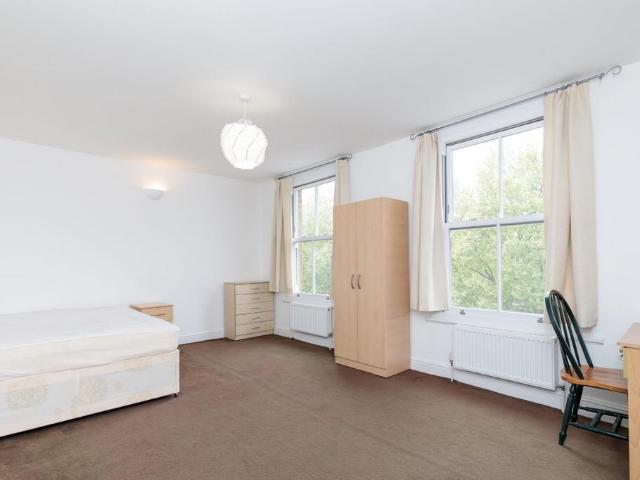 Burdett Road, London, E3 3 bed maisonette to rent £2,750 pcm £635 pw
