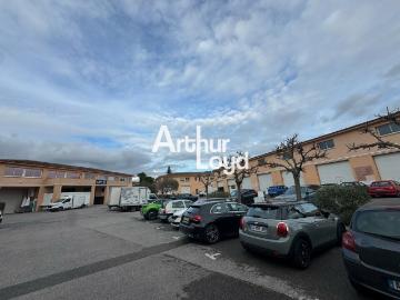 louer Bureau à Alpes - Parking, Terrasse