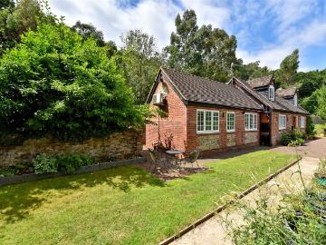 Burford Close, Marlow, Buckinghamshire SL7, 1 bed bungalow to rent, £1,195 pcm | PrimeLocation