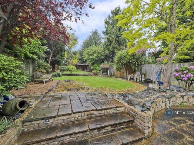 Burford Close, Ickenham, Uxbridge, UB10 4 bed bungalow to rent £3,050 pcm £704 pw