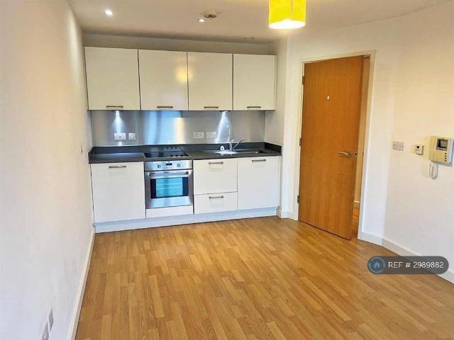 Burgage Square, Wakefield, WF1 1 bed flat to rent £800 pcm £185 pw