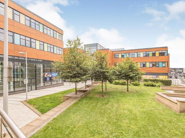 Burgage Square, West Yorkshire WF1 1 bed apartment to rent £785 pcm £181 pw