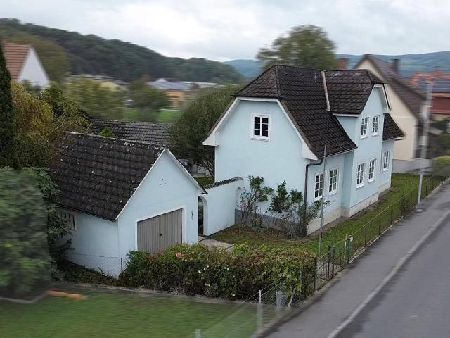 Bürgerliches Einfamilienhaus mit viel Platz, liebenswerten Garten & Ausblick gen Maria Taferl!