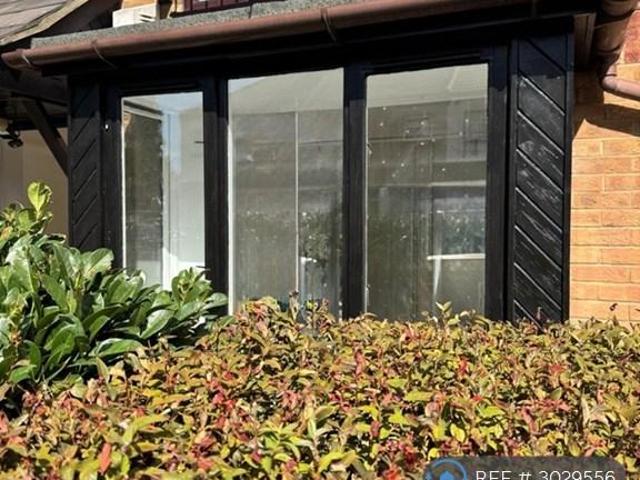 Burges Road, London, E6 2 bed flat to rent £1,800 pcm £415 pw