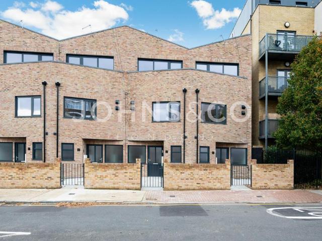 Burgess Street, Wharfside Mews. 3 bed townhouse to rent £3,250 pcm £750 pw