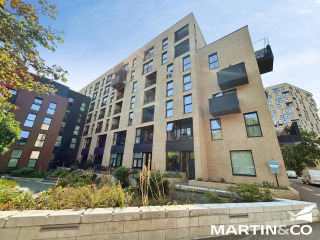 Burgess Springs, Chelmsford 2 bed apartment to rent £1,750 pcm £404 pw