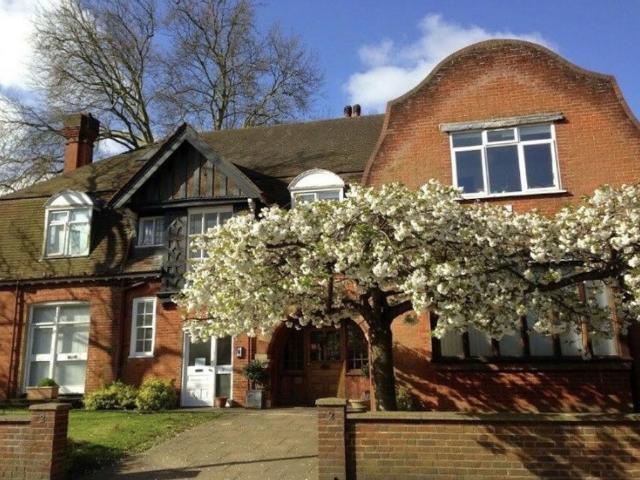 Burgh Heath Road, Epsom, KT17 1 bed flat to rent £1,175 pcm £271 pw