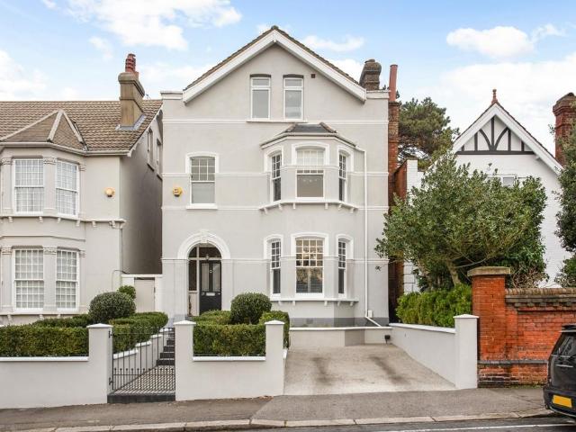 Burgh Heath Road, Epsom KT17 5 bed detached house to rent £4,250 pcm £981 pw
