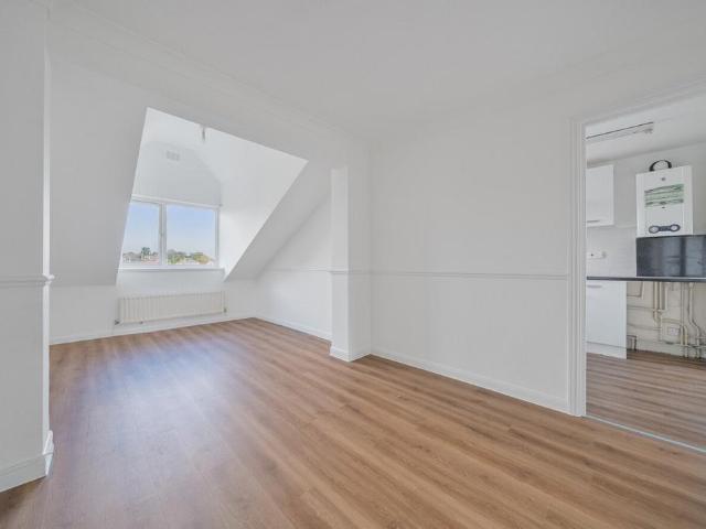 Burghill Road, Sydenham, London, SE26 2 bed maisonette to rent £1,750 pcm £404 pw
