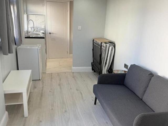 Burgoyne Road, Sunbury on Thames TW16 Studio to rent £1,200 pcm £277 pw