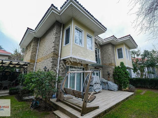 Burhaniye Çam Konakları'nda Satılık Lüks 8+1 Villa
