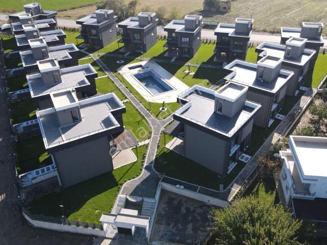 Burhaniye De Tasarımıyla Göz Kamaştıran Havuzlu Otoparklı3+1villa