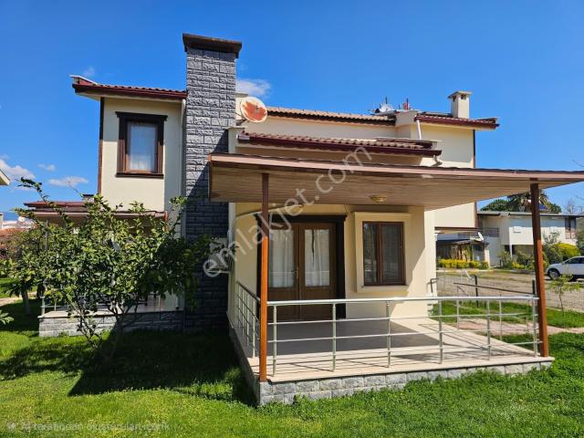 Burhaniye Ören'de, Plaja Sıfır Site İçinde, Özel Mimari, Eşyalı Müstakil Satılık Villa