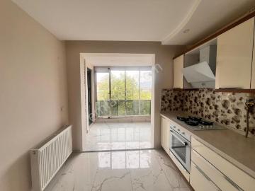 Burhaniye Merkezinde 3+1 140m2 Ebeveyn Banyolu Kiralık Daire