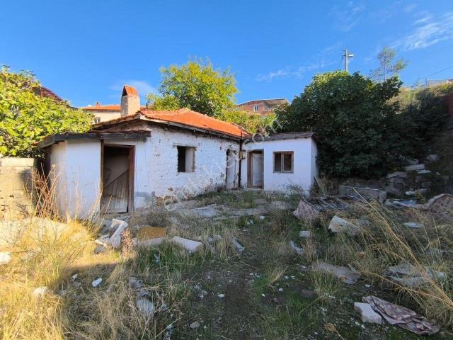 Burhaniye Pelitköyde Müstakil Bahçeli Köy Evi Tadilat İster