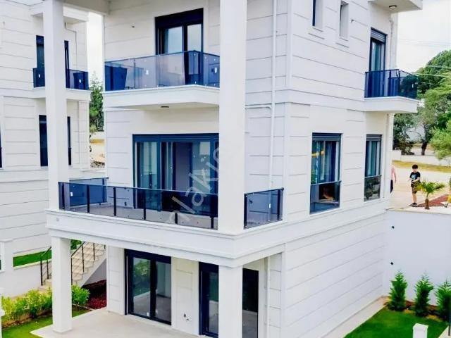 Burhaniye Pelitköyde Sıfır Lüx 4+1 Tripleks Villa