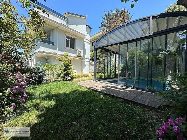 Burhaniye'de Havuzlu Müstakil Kiralık Villa.
