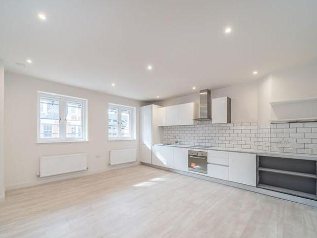 Burleigh Way, Enfield, EN2 2 bed flat to rent £1,700 pcm £392 pw