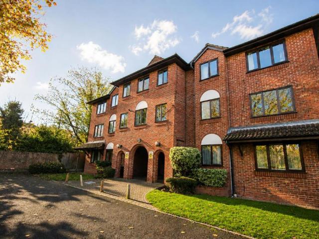 BURLEIGH COURT, LEATHERHEAD, KT22 Studio to rent £1,100 pcm £254 pw