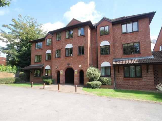 BURLEIGH COURT, LEATHERHEAD, KT22 1 bed apartment to rent £1,250 pcm £288 pw