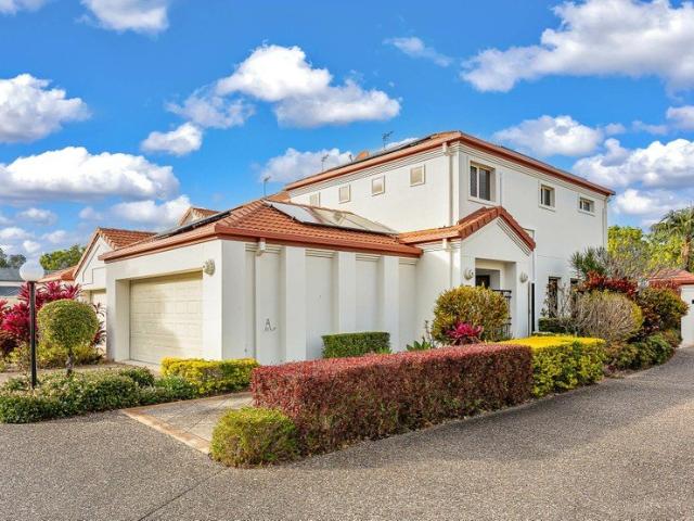 BURLEIGH COVE WALK TO STOCKLANDS, WANDER TO THE BEACH IMMACULATE HOME WITH ITS OWN LIFT