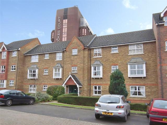 Burleigh Gardens, Woking, Surrey GU21, 2 bed flat to rent, £1,450 pcm | PrimeLocation