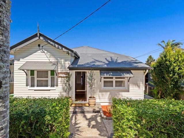 BURLEIGH HILL | A RARE VINTAGE COTTAGE BRIMMING WITH CHARACTER