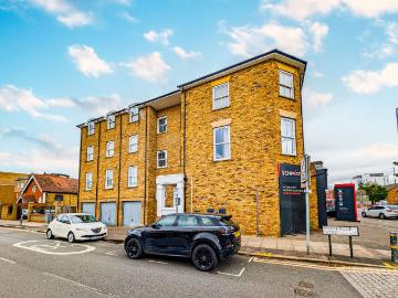 Burleigh Lodge, Montague Road, London SW19, 2 bed flat to rent, £2,200 pcm | PrimeLocation