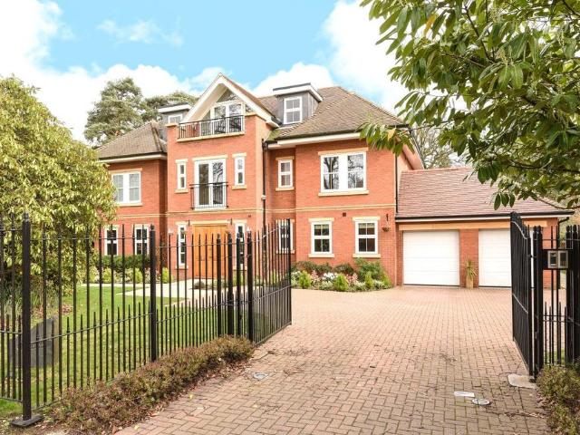 Burleigh Road, Ascot, Berkshire, SL5 6 bed detached house to rent £9,000 pcm £2,077 pw