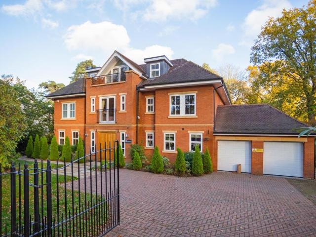 Burleigh Road, Ascot SL5 6 bed detached house to rent £6,995 pcm £1,614 pw