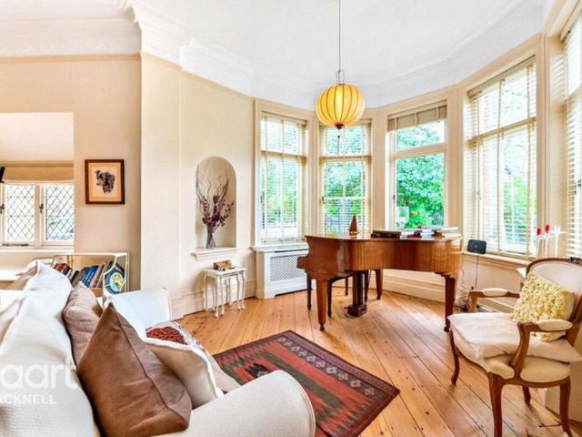 Burleigh Road, ASCOT 2 bed apartment to rent £2,850 pcm £658 pw