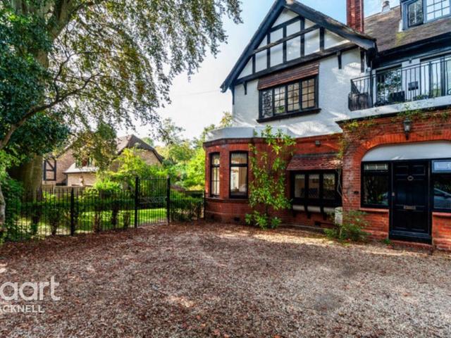 Burleigh Road, ASCOT 2 bed apartment to rent £3,200 pcm £738 pw