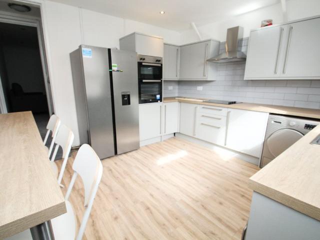 Burley Lodge Road, Hyde Park, Leeds, West Yorkshire LS6, 5 bed terraced house to rent, £2,903 pcm | PrimeLocation