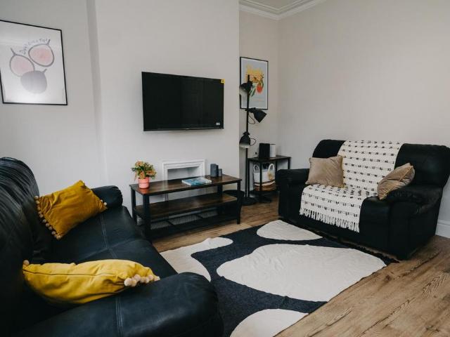 Burley Lodge Road, Leeds LS6 6 bed house to rent £3,354 pcm £774 pw