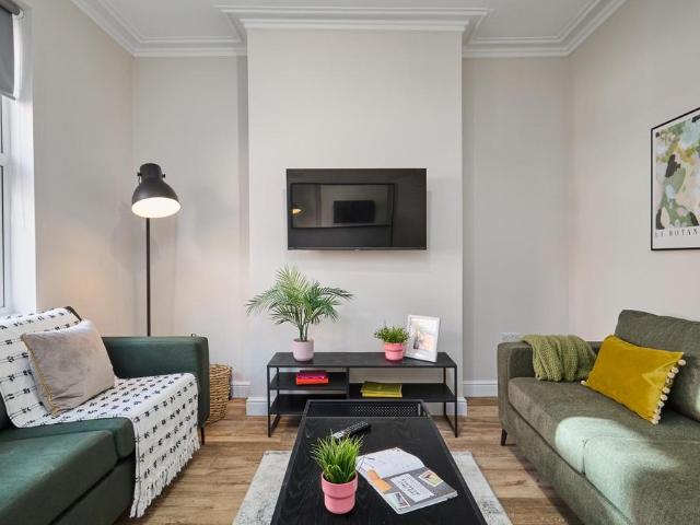 Burley Lodge Terrace, Leeds LS6 5 bed house to rent £3,207 pcm £740 pw