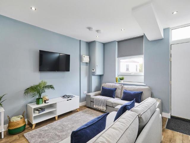 Burley Lodge Terrace, Leeds LS6 6 bed house to rent £3,718 pcm £858 pw