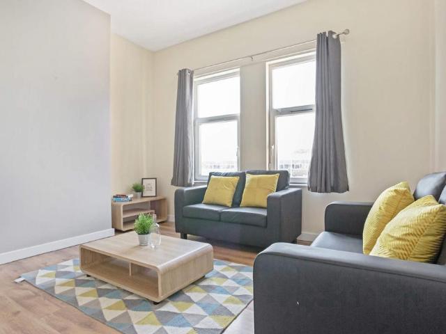 BURLEY ROAD, Leeds 4 bed flat to rent £1,647 pcm £380 pw