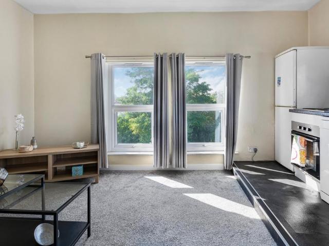 BURLEY ROAD, Leeds 1 bed flat to rent £780 pcm £180 pw