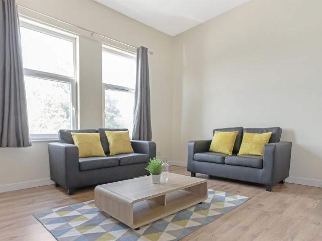 Burley Road, Leeds LS3, 4 bed flat to rent, £1,700 pcm | PrimeLocation