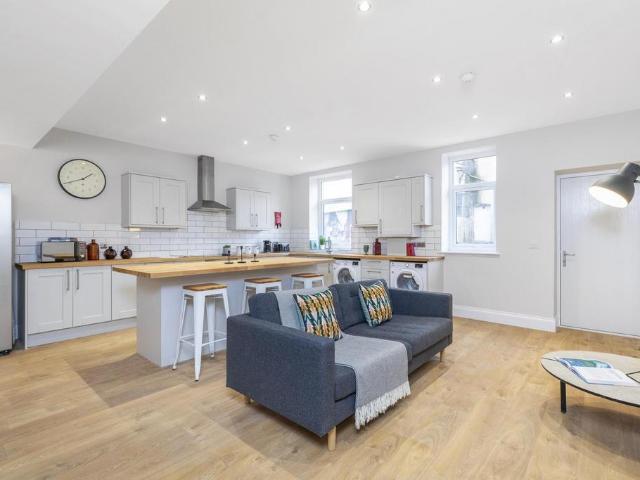 Burley Road, Leeds LS3 6 bed house to rent £3,900 pcm £900 pw