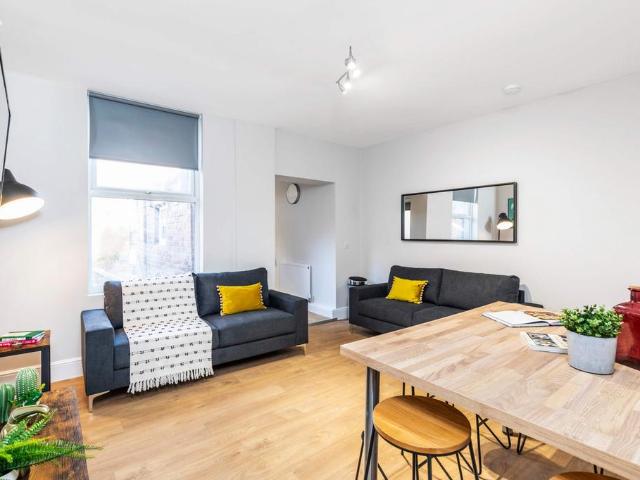 Burley Road, Leeds LS4 6 bed house to rent £3,588 pcm £828 pw
