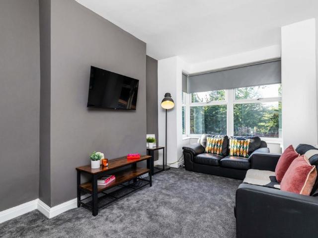 Burley Road, Leeds LS4 6 bed house to rent £3,640 pcm £840 pw